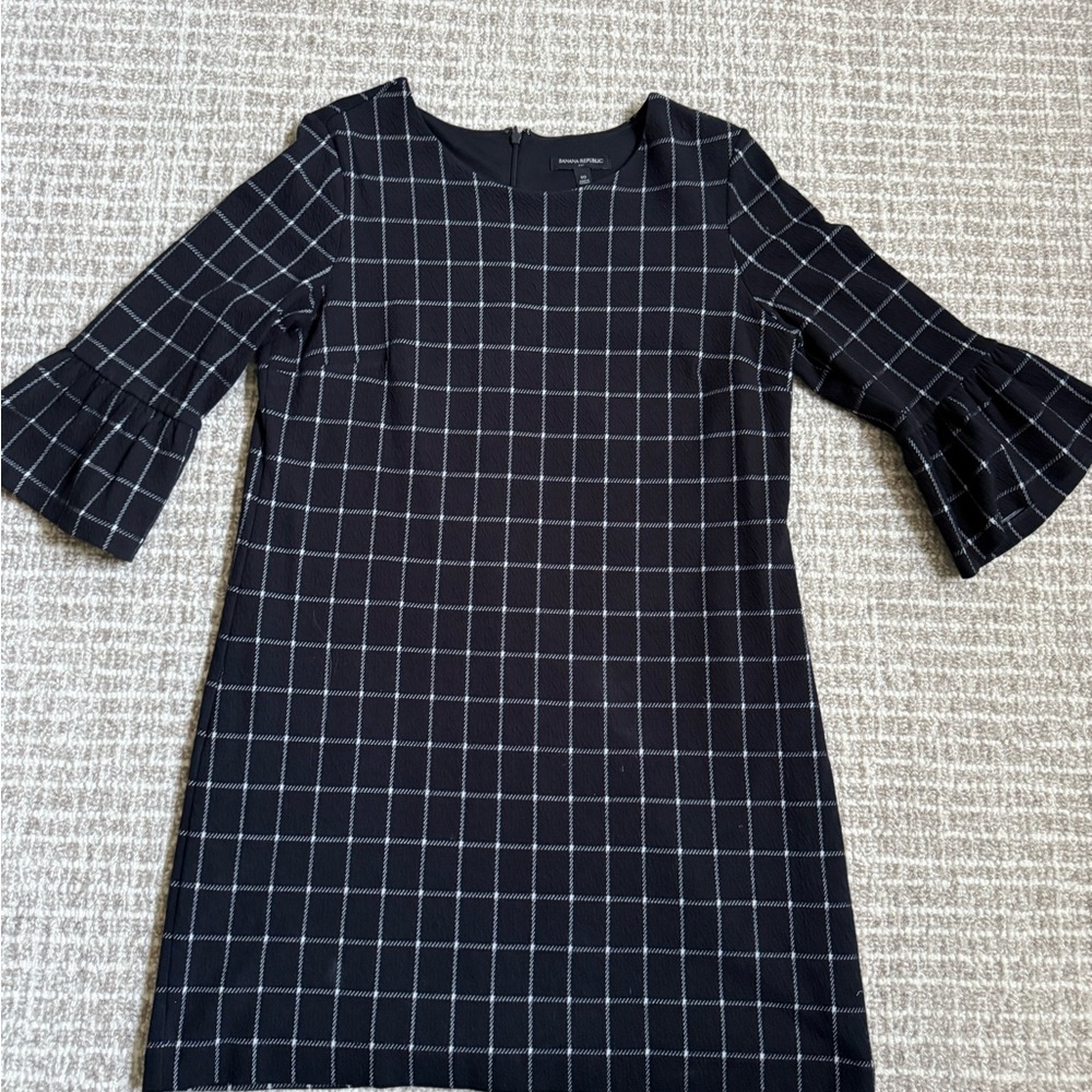 Banana Republic: Chic Black and White Grid Dress with Flared Sleeves